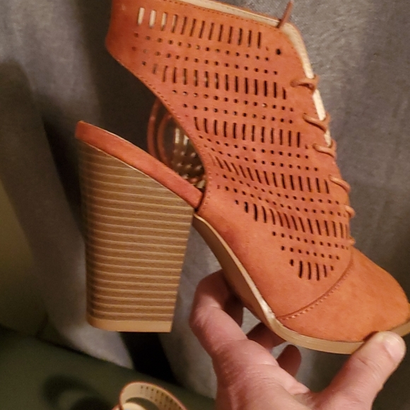 Shoes - Picture 4 of 5